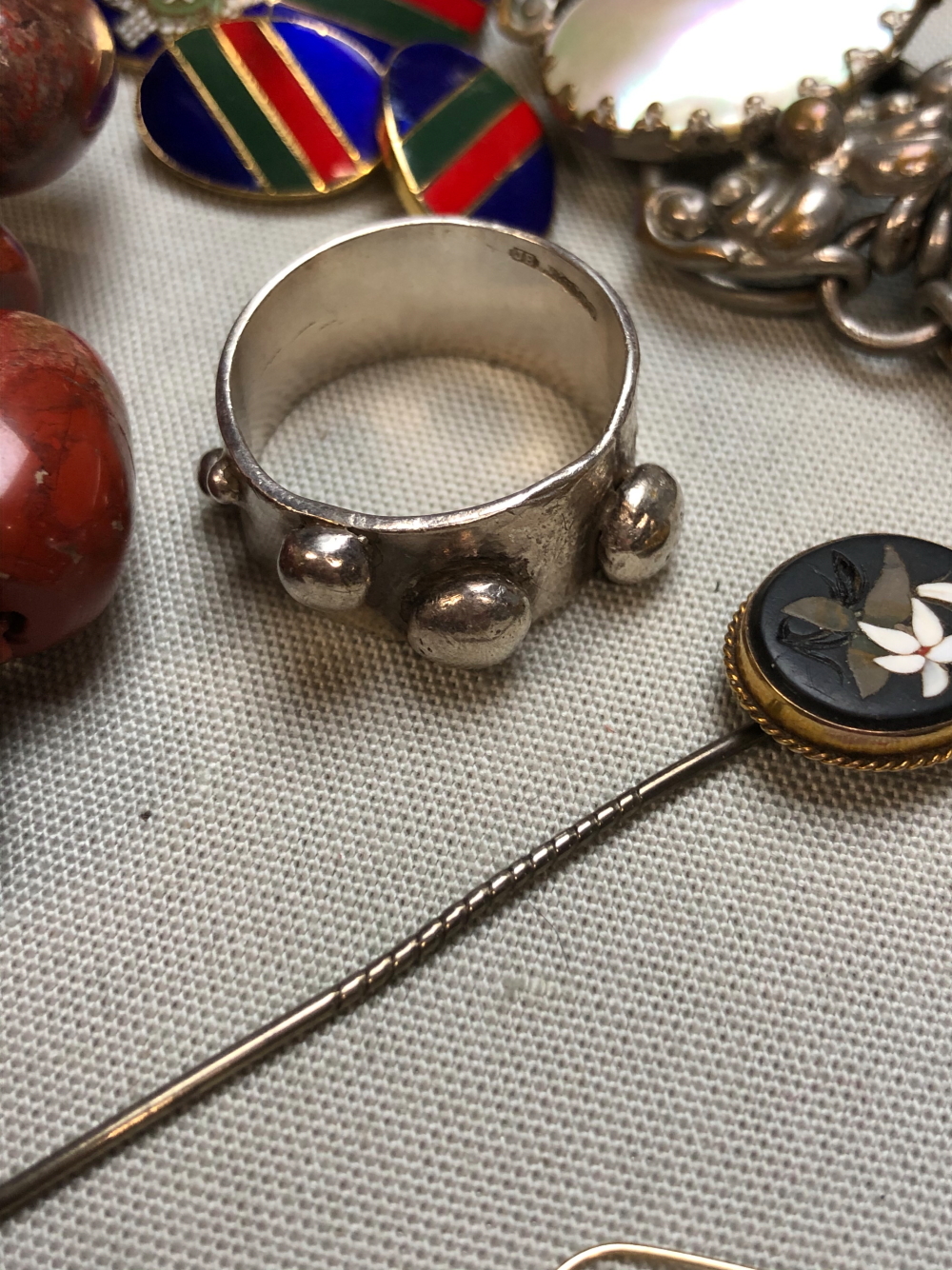 A SELECTION OF ANTIQUE AND VINTAGE JEWELLERY TO INCLUDE A PIETRA DURA STICK PIN, AN ART NOUVEAU - Image 21 of 22