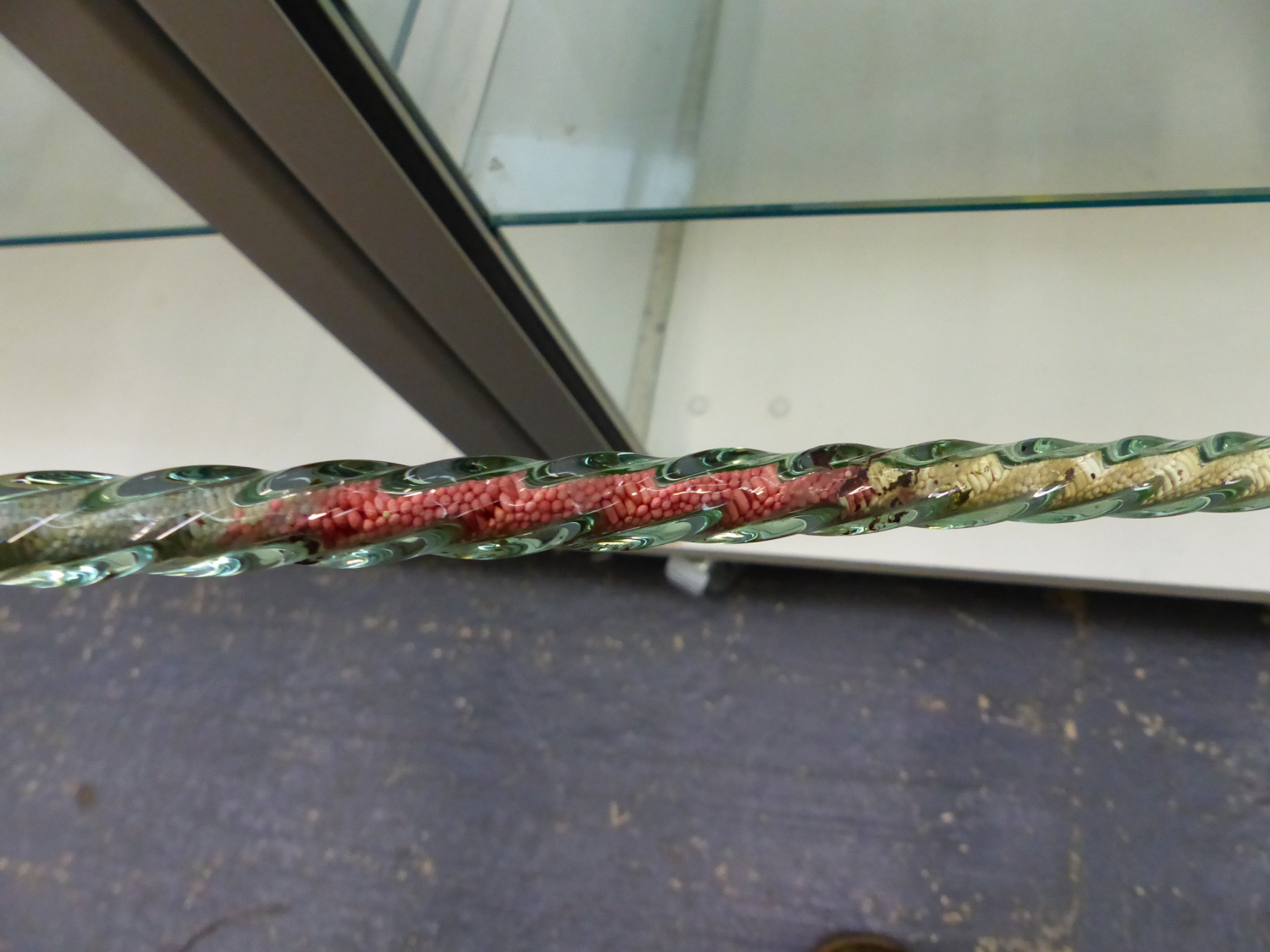 A SPIRAL TWIST GLASS WALKING CANE FILLED WITH COLOURED HUNDREDS AND THOUSANDS. H 116cms. - Image 4 of 6