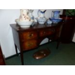 A SMALL GEORGIAN STYLE MAHOGANY BOWFRONT SIDEBOARD WITH SIDE CCUPBOARDS 138 CM WIDE X 93 CM HIGH