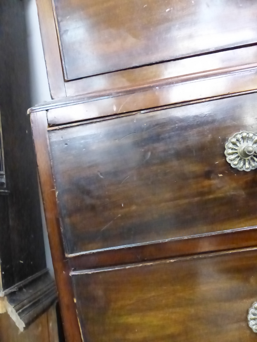 A GEORGE III MAHOGANY CHEST ON CHEST OF TWO SHORT, SIX LONG GRADUATED DRAWERS ON SHAPED BRACKET - Image 9 of 22