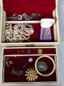 A VINTAGE JEWELLERY BOX AND CONTENTS TO INCLUDE SILVER AND MARCASITE BROOCHES, A SILVER AND GEMSTONE