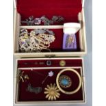 A VINTAGE JEWELLERY BOX AND CONTENTS TO INCLUDE SILVER AND MARCASITE BROOCHES, A SILVER AND GEMSTONE