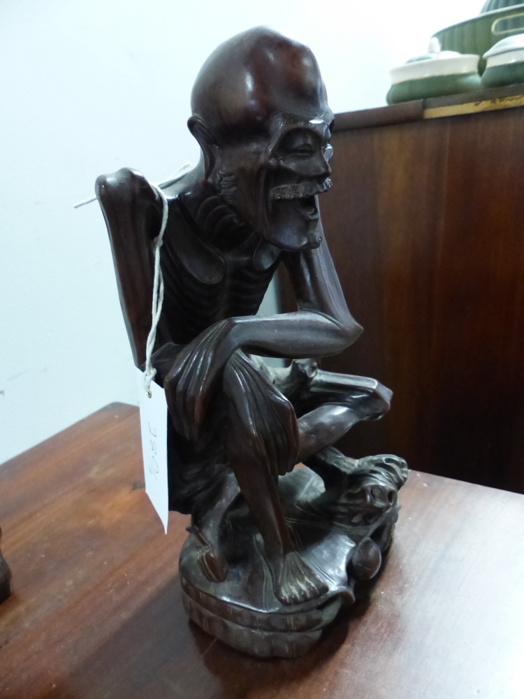 TWO CHINESE CARVED HARDWOOD FIGURES, ONE OF A SKINNY MAN SEATED. H 28cms. THE OTHER OF A - Bild 2 aus 5