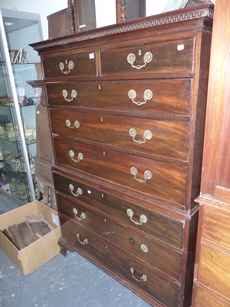 A GEORGE III MAHOGANY CHEST ON CHEST OF TWO SHORT, SIX LONG GRADUATED DRAWERS ON SHAPED BRACKET - Image 2 of 22