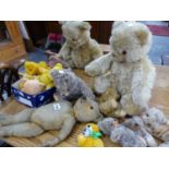 A QUANTITY OF VARIOUS ANTIQUE AND OTHER TEDDY BEARS.