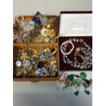 A QUANTITY OF VINTAGE COSTUME BROOCHES, JADE AND HARD STONE PENDANTS AND BEADS, A FACETED BEAD