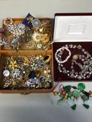 A QUANTITY OF VINTAGE COSTUME BROOCHES, JADE AND HARD STONE PENDANTS AND BEADS, A FACETED BEAD