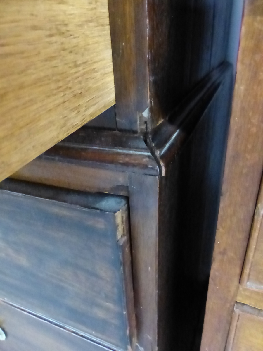 A GEORGE III MAHOGANY CHEST ON CHEST OF TWO SHORT, SIX LONG GRADUATED DRAWERS ON SHAPED BRACKET - Image 10 of 22