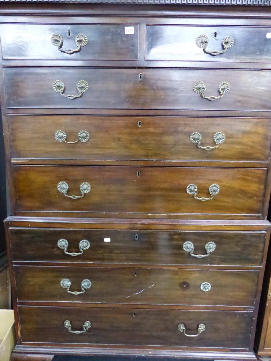 A GEORGE III MAHOGANY CHEST ON CHEST OF TWO SHORT, SIX LONG GRADUATED DRAWERS ON SHAPED BRACKET - Image 3 of 22