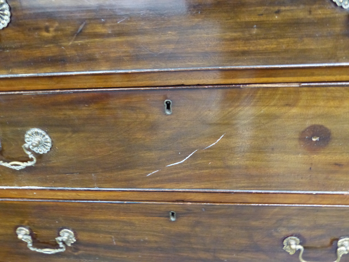 A GEORGE III MAHOGANY CHEST ON CHEST OF TWO SHORT, SIX LONG GRADUATED DRAWERS ON SHAPED BRACKET - Image 4 of 22