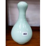 A CHINESE CELADON GREEN VASE WITH CHARACTER MARK TO BASE.