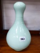 A CHINESE CELADON GREEN VASE WITH CHARACTER MARK TO BASE.