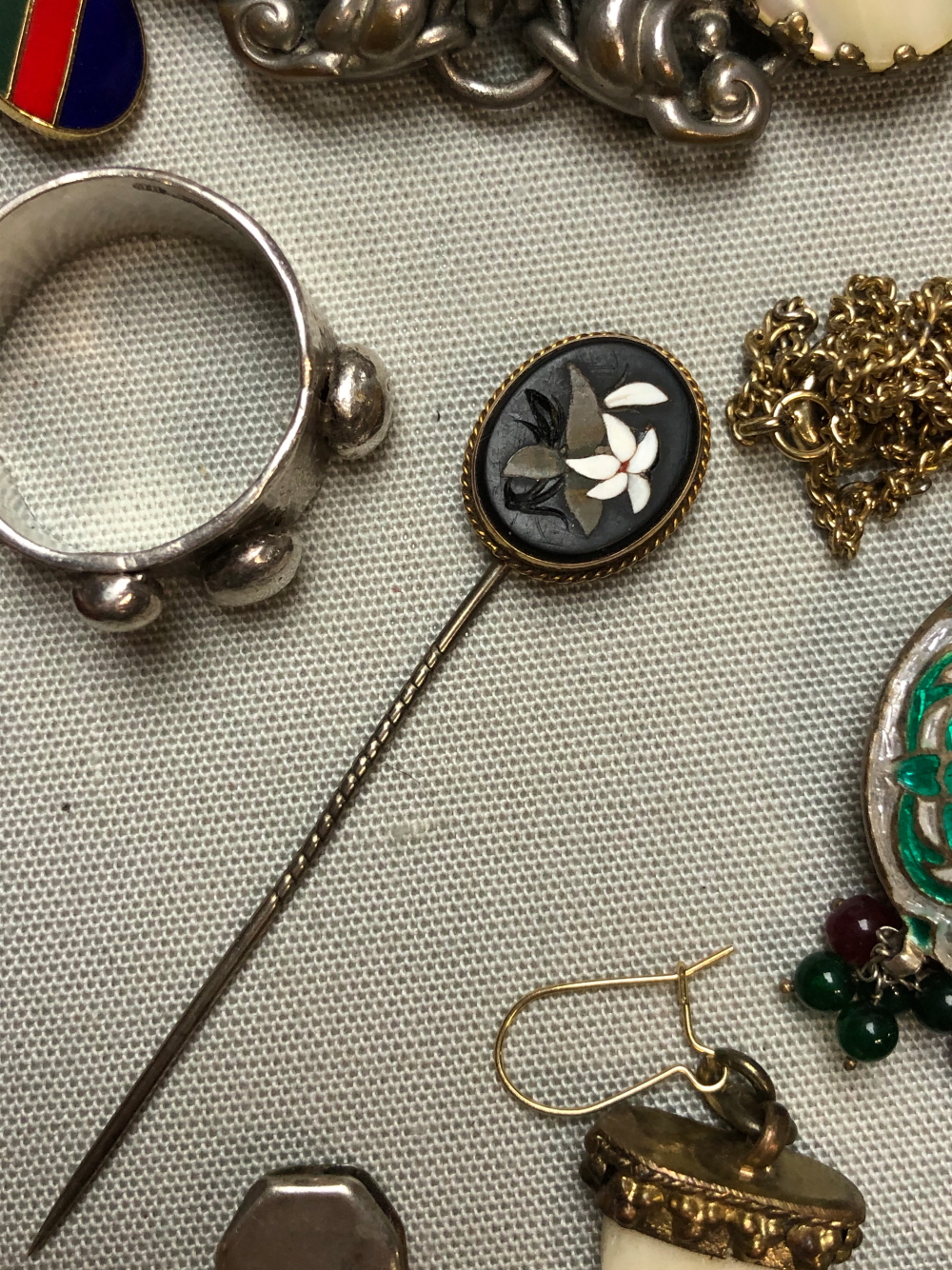 A SELECTION OF ANTIQUE AND VINTAGE JEWELLERY TO INCLUDE A PIETRA DURA STICK PIN, AN ART NOUVEAU - Image 2 of 22