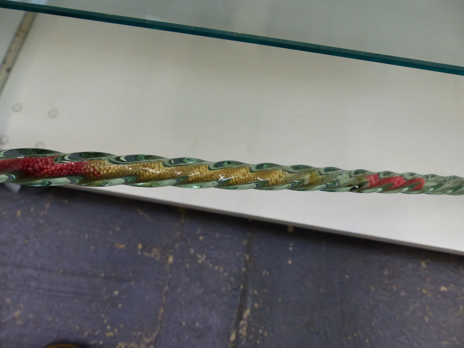 A SPIRAL TWIST GLASS WALKING CANE FILLED WITH COLOURED HUNDREDS AND THOUSANDS. H 116cms. - Image 5 of 6