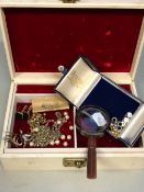 A VINTAGE JEWELLERY BOX CONTAINING LOOSE CULTURED PEARLS, DRESS STUDS, CUFFLINK'S, GOLD PLATED CHAIN