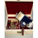 A VINTAGE JEWELLERY BOX CONTAINING LOOSE CULTURED PEARLS, DRESS STUDS, CUFFLINK'S, GOLD PLATED CHAIN