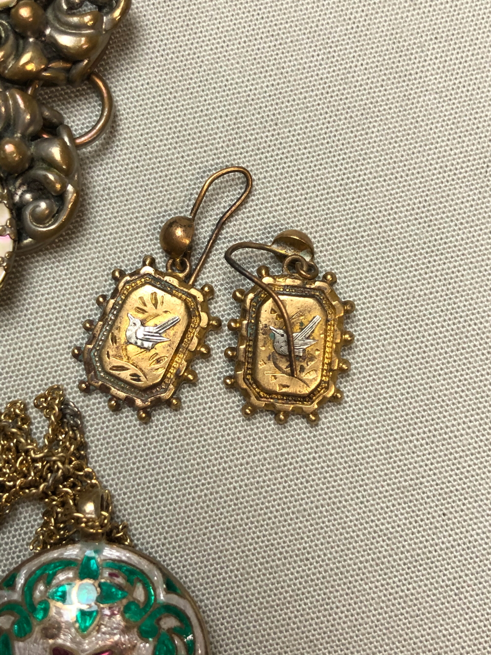 A SELECTION OF ANTIQUE AND VINTAGE JEWELLERY TO INCLUDE A PIETRA DURA STICK PIN, AN ART NOUVEAU - Image 3 of 22