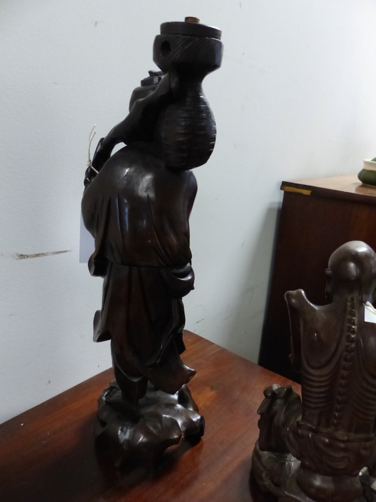 TWO CHINESE CARVED HARDWOOD FIGURES, ONE OF A SKINNY MAN SEATED. H 28cms. THE OTHER OF A - Bild 5 aus 5