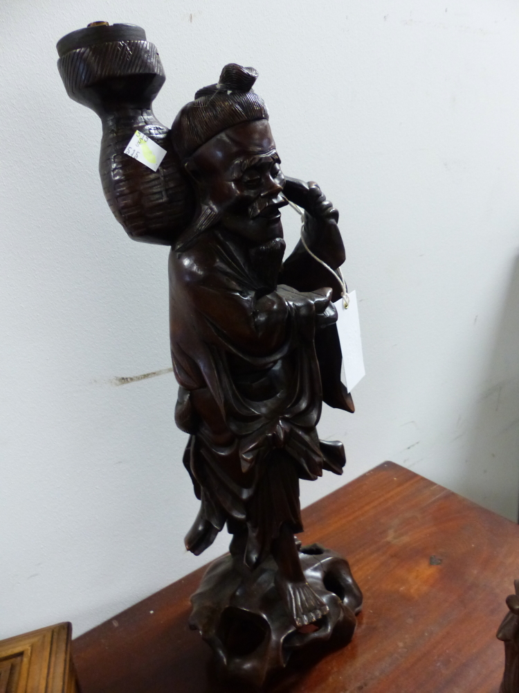 TWO CHINESE CARVED HARDWOOD FIGURES, ONE OF A SKINNY MAN SEATED. H 28cms. THE OTHER OF A - Bild 4 aus 5