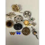 A GROUP OF THIRTEEN COSTUME BROOCHES TO INCLUDE A CONTINENTAL SILVER NOUVEAU STYLE, AN ENAMEL
