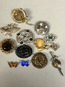 A GROUP OF THIRTEEN COSTUME BROOCHES TO INCLUDE A CONTINENTAL SILVER NOUVEAU STYLE, AN ENAMEL