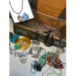 A COLLECTION OF VINTAGE AND ANTIQUE JEWELLERY AND ACCESSORIES CONTAINED IN A WOODEN TOOL CHEST, TO
