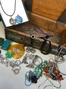 A COLLECTION OF VINTAGE AND ANTIQUE JEWELLERY AND ACCESSORIES CONTAINED IN A WOODEN TOOL CHEST, TO