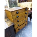 AN OCHRE WOOD GRAIN PAINTED PINE CHEST OF FIVE GRADED DRAWERS WITH BLACK KNOB HANDLES. W 73.5 x D 51