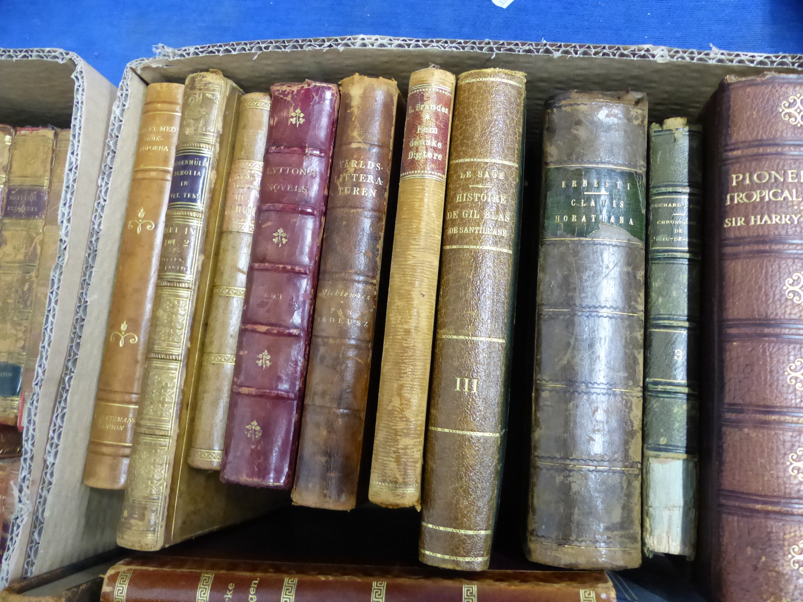 A QUANTITY OF VARIOUS BOOKS AND BINDINGS. - Image 15 of 21