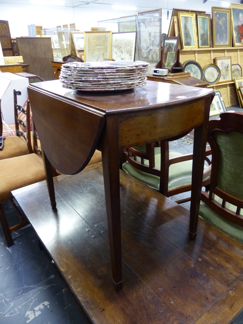 AN ANTIQUE MAHOGANY OVAL PEMBROKE TABLE.