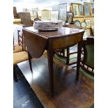 AN ANTIQUE MAHOGANY OVAL PEMBROKE TABLE.