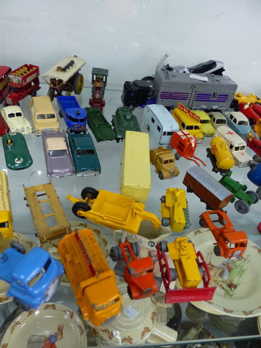 A LARGE COLLECTION MINIATURE DIE CAST LESNEY, MATCHBOX AND OTHER DIE CAST VEHICLES AND ACCESSORIES. - Image 3 of 6