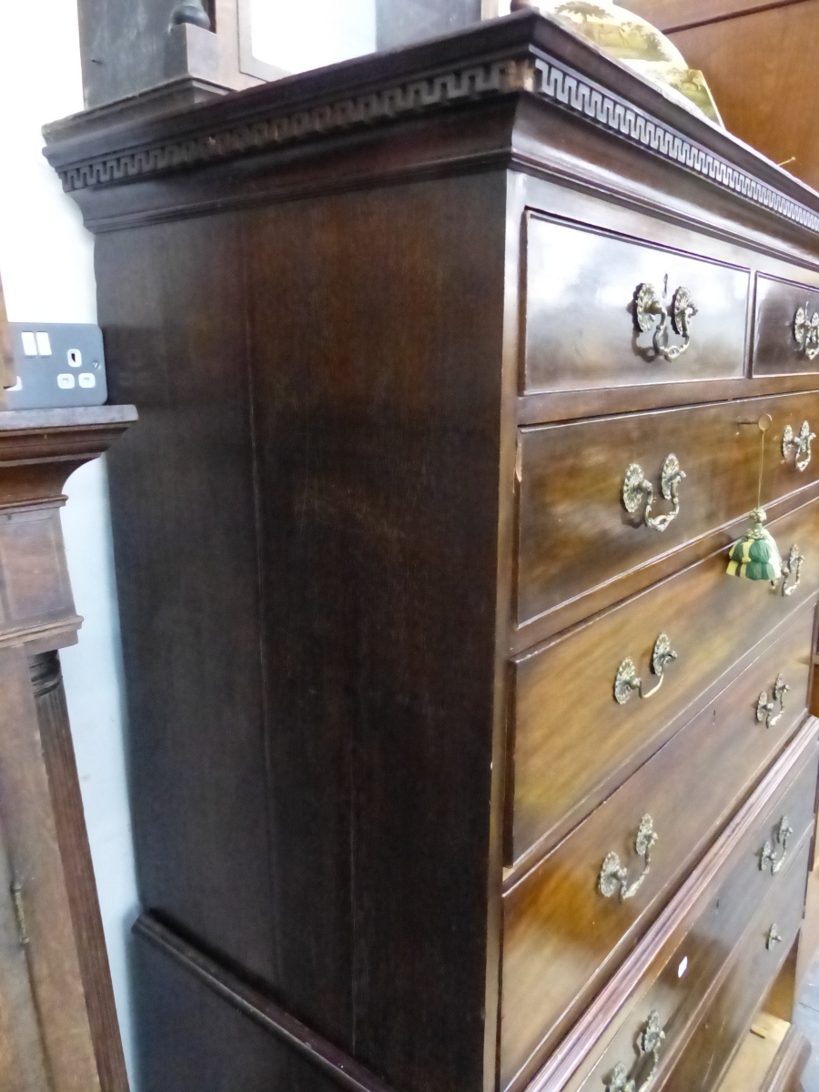 A GEORGE III MAHOGANY CHEST ON CHEST OF TWO SHORT, SIX LONG GRADUATED DRAWERS ON SHAPED BRACKET - Image 19 of 22