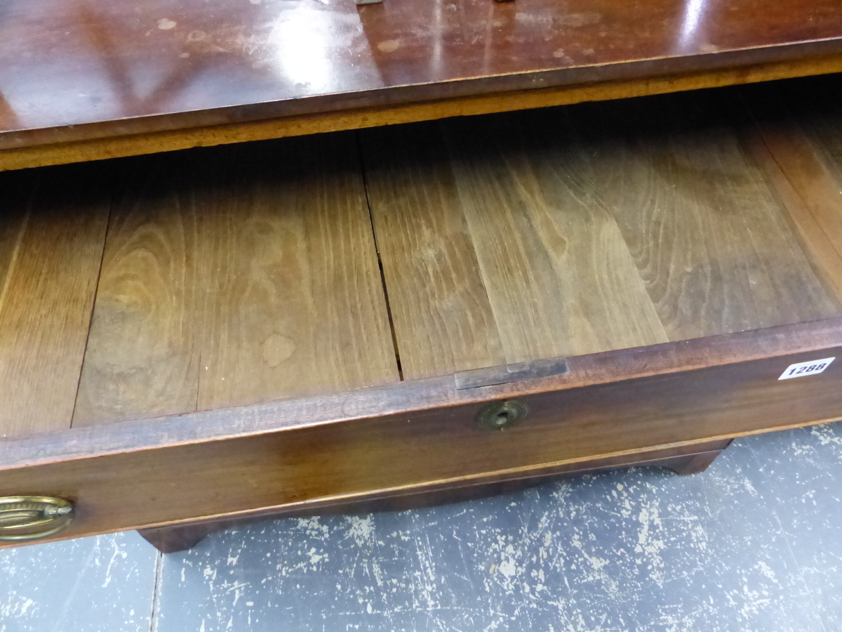 AN EARLY 19th C. MAHOGANY CHEST OF FOUR GRADUATED DRAWERS. - Image 9 of 9