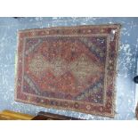 AN ANTIQUE PERSIAN SHIRAZ RUG, 170 X 132cms.