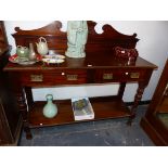 A EDWARDIAN MAHOGANY TWO TIER SERVING TABLE WITH TWO DRAWERS.