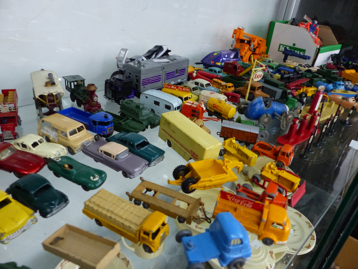 A LARGE COLLECTION MINIATURE DIE CAST LESNEY, MATCHBOX AND OTHER DIE CAST VEHICLES AND ACCESSORIES.