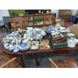 AN EXTENSIVE COLLECTION OF CHINA WARES TO INCLUDE ROYAL DOUTON, LARCHMONT PATTERN TEA WARES, BLUE