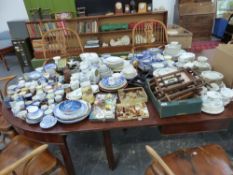 AN EXTENSIVE COLLECTION OF CHINA WARES TO INCLUDE ROYAL DOUTON, LARCHMONT PATTERN TEA WARES, BLUE