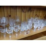 A COLLECTION OF GLASSES TO INCLUDE CUT GLASS, TUMBLERS, BRANDY ETC.