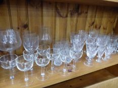 A COLLECTION OF GLASSES TO INCLUDE CUT GLASS, TUMBLERS, BRANDY ETC.