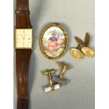 A GENTLEMAN'S ACCURIST WRIST WATCH, TWO PAIRS OF CUFFLINK'S AND A PAINTED BROOCH.