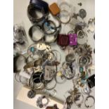 A GOOD COLLECTION OF VINTAGE AND MODERN SILVER AND WHITE METAL JEWELLERY.