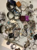 A GOOD COLLECTION OF VINTAGE AND MODERN SILVER AND WHITE METAL JEWELLERY.