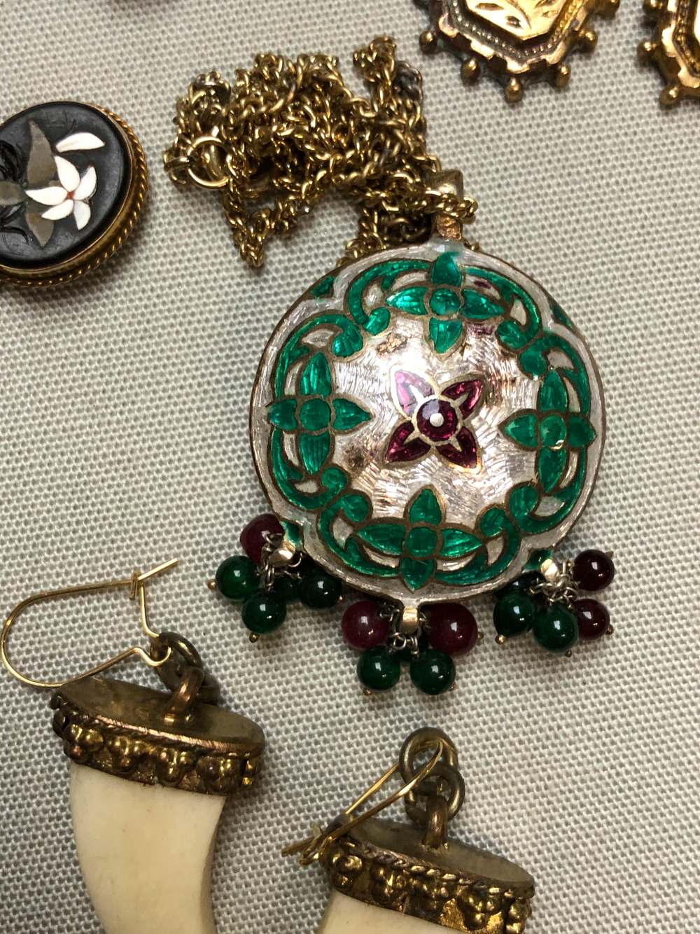 A SELECTION OF ANTIQUE AND VINTAGE JEWELLERY TO INCLUDE A PIETRA DURA STICK PIN, AN ART NOUVEAU - Image 4 of 22