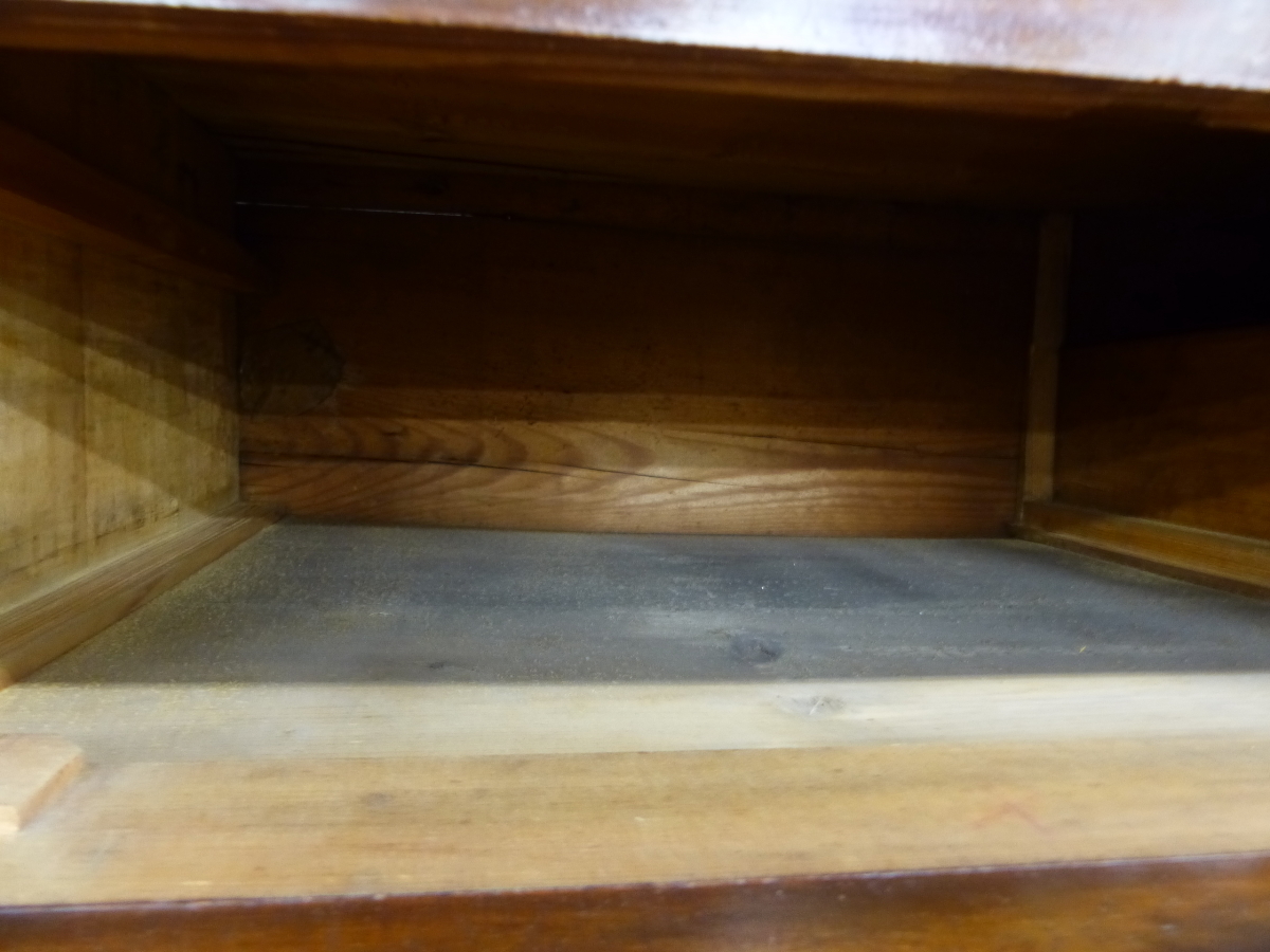 A GEORGE III MAHOGANY CHEST ON CHEST OF TWO SHORT, SIX LONG GRADUATED DRAWERS ON SHAPED BRACKET - Image 21 of 22