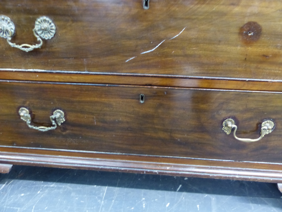 A GEORGE III MAHOGANY CHEST ON CHEST OF TWO SHORT, SIX LONG GRADUATED DRAWERS ON SHAPED BRACKET - Image 6 of 22