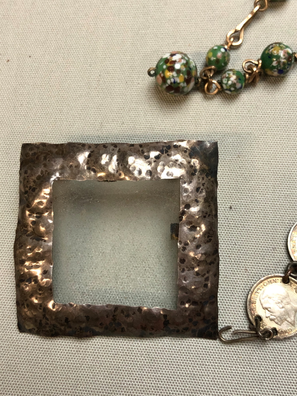 A SELECTION OF ANTIQUE AND VINTAGE JEWELLERY TO INCLUDE A PIETRA DURA STICK PIN, AN ART NOUVEAU - Image 8 of 22
