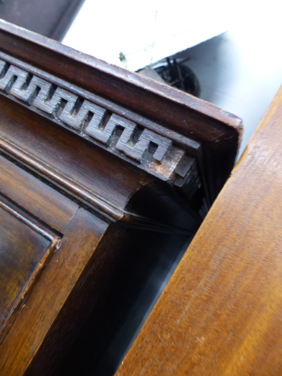 A GEORGE III MAHOGANY CHEST ON CHEST OF TWO SHORT, SIX LONG GRADUATED DRAWERS ON SHAPED BRACKET - Image 14 of 22