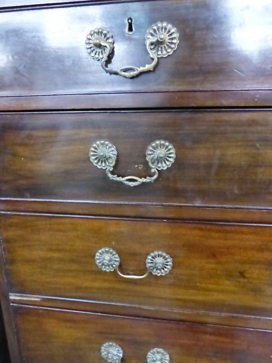 A GEORGE III MAHOGANY CHEST ON CHEST OF TWO SHORT, SIX LONG GRADUATED DRAWERS ON SHAPED BRACKET - Image 12 of 22